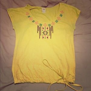 🤩🤩Yellow Mossimo embroidered t-shirt